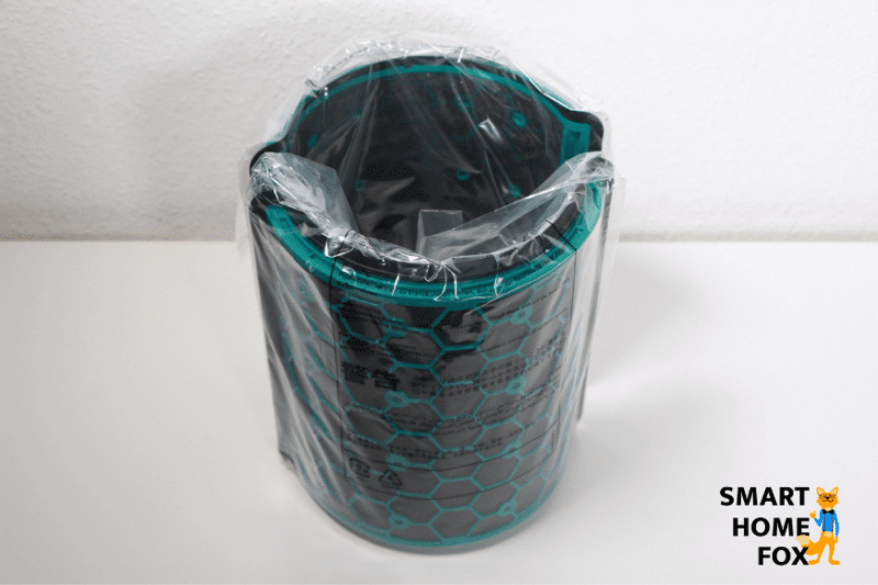 Die Aktivkohlefilter von dem Dyson Pure Cool TP04 Luftreiniger sind in Schutzfolie versiegelt und stehen auf dem Tisch